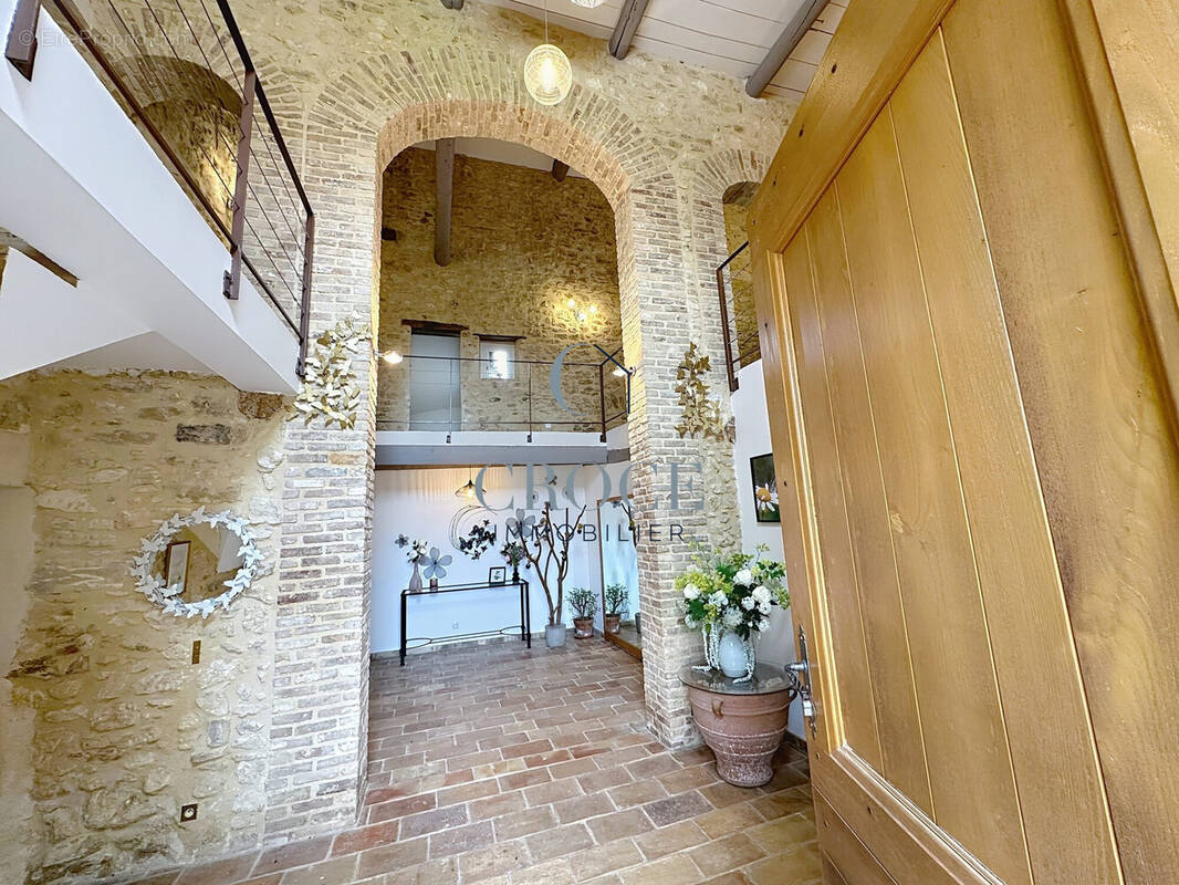 Hall d&#039;entrée Mas  - Maison à SAINT-MICHEL-D&#039;EUZET