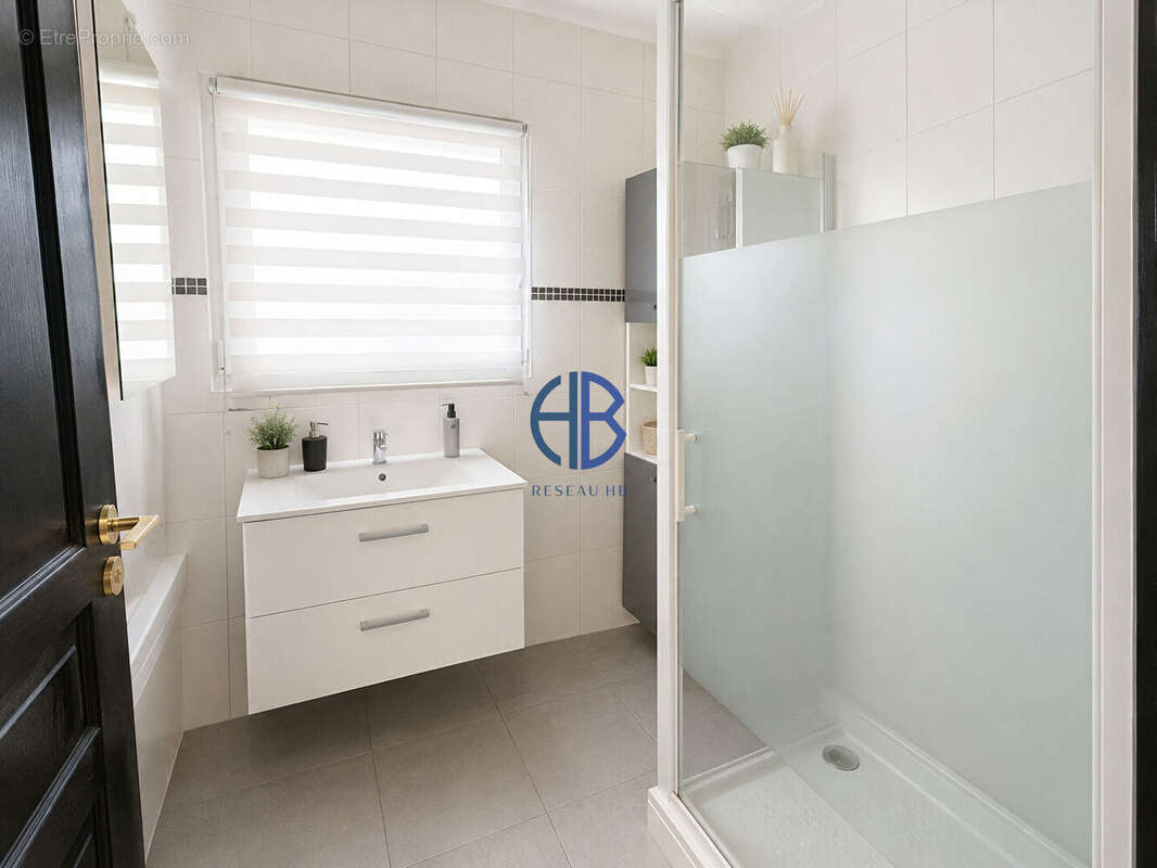 À vendre ! Magnifique maison mitoyenne entièrement rénovée ? 3 chambres ? Grand garage ? Environ 110 m² habitables - photo 9