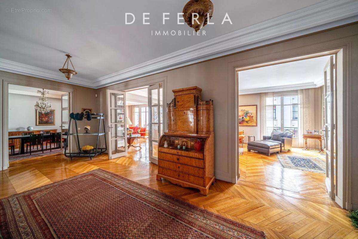 Appartement à PARIS-16E