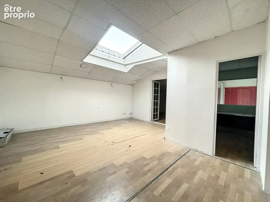 Roquebrune sur Argens En zone artisanale et commerciale, avec double visibilié, 1424 m2 sur deux niveaux : - photo 11