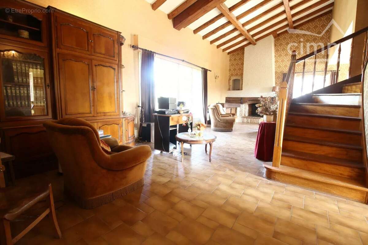 A vendre une villa de 216m² avec annexes et grand garage sur une parcelle de 9755m² - photo 3