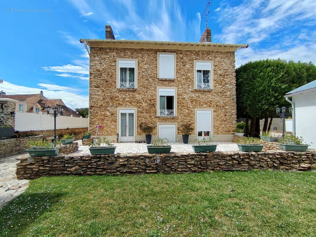 Maison à OZOUER-LE-VOULGIS