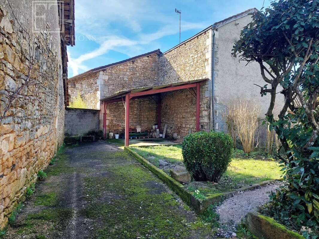 Maison à SAINT-FRONT-LA-RIVIERE