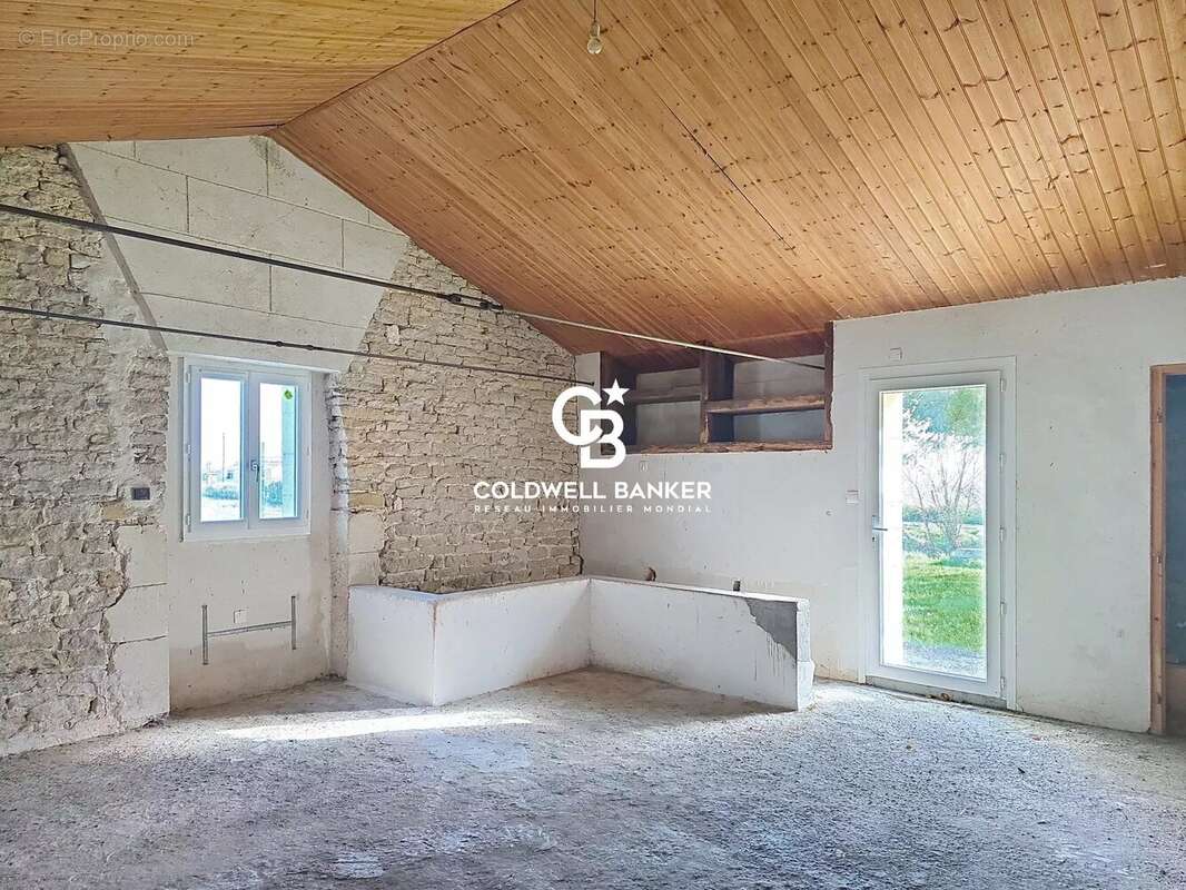 Maison à CHAMPAGNE-LES-MARAIS