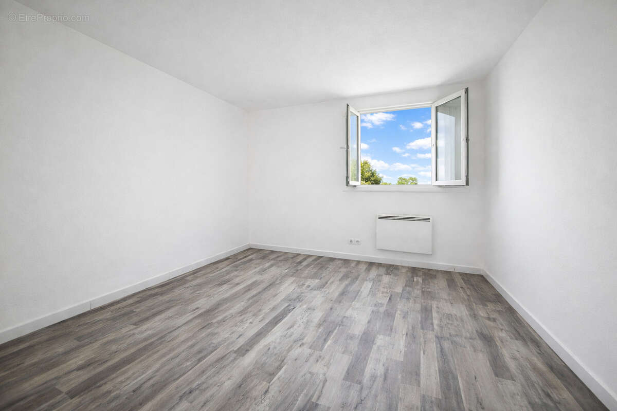 Maison à VIC-LA-GARDIOLE