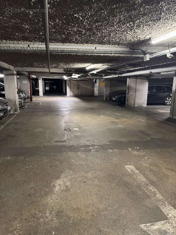 Parking à PARIS-11E