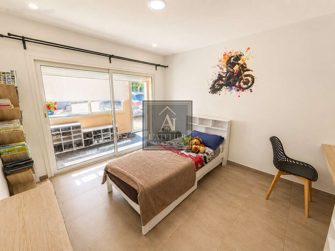 Maison de plain-pied d'une superficie de 136 m2 avec piscine sur une parcelle de 2000 m2 - photo 13