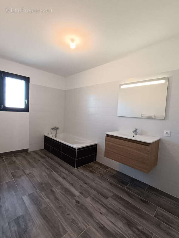 Maison à MONTELIMAR