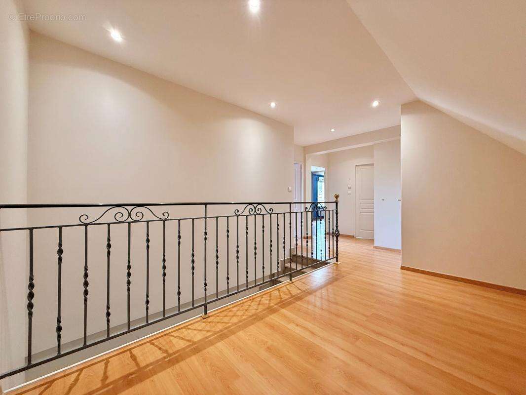 Maison familiale de 195 m² avec T2 indépendant – Calme et potentiel locatif - photo 15