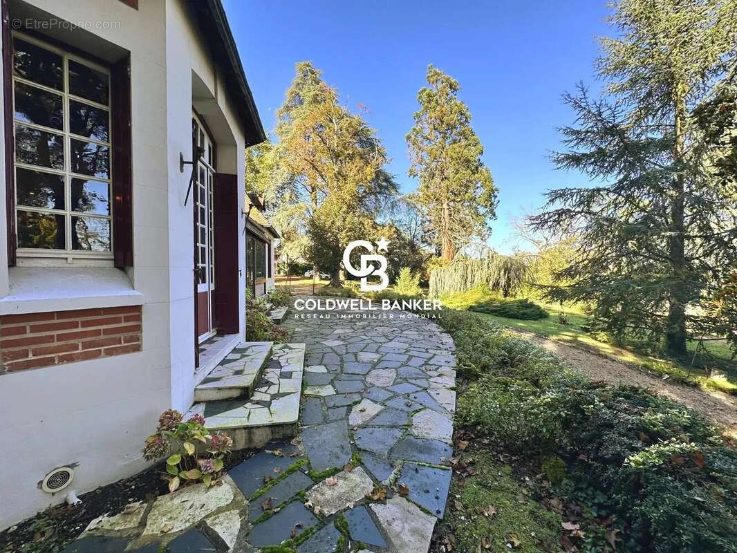 Maison de caractère de 210 m² avec dépendances et piscine, proche du Cher - photo 4
