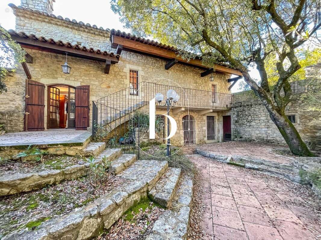 Maison à LA ROQUE-SUR-CEZE