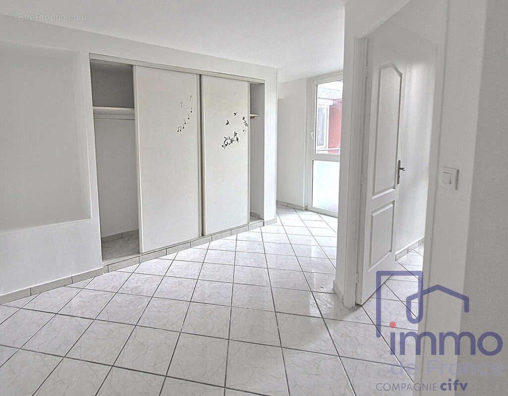 hall entree de l appartement avec acces a la chambre 1 a droite vue actuelle - Appartement à SAINT-ETIENNE
