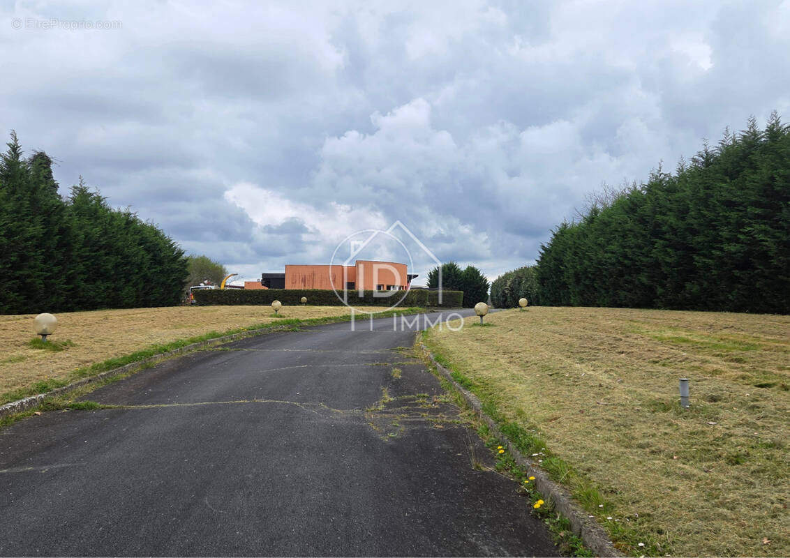 Commerce à SAINT-MARTIAL-D'ARTENSET