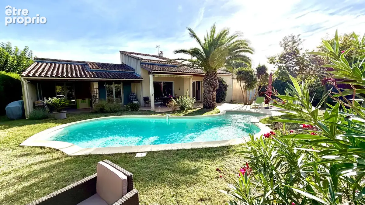 Villa avec piscine sur 800 m² de jardin clos, arboré et paysagé. - photo 17