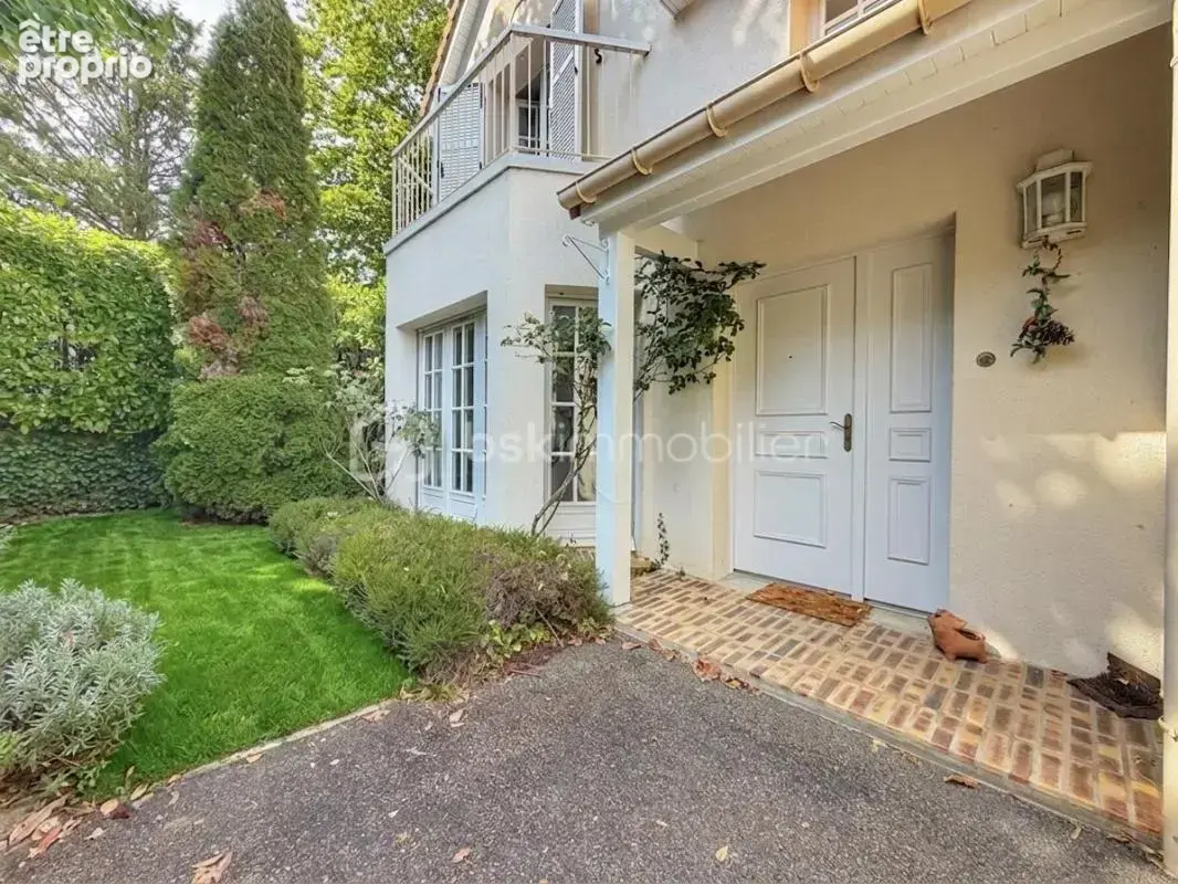 Maison familiale avec jardin, terrasse et beaux volumes quartier Fourqueux - photo 4