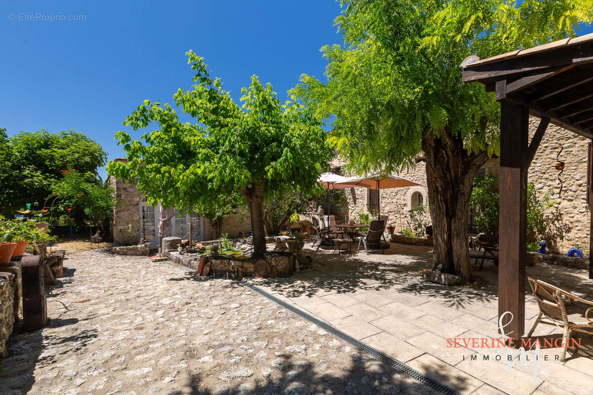 Maison 246 m² à La Roche-Sur-Grane  - photo 4