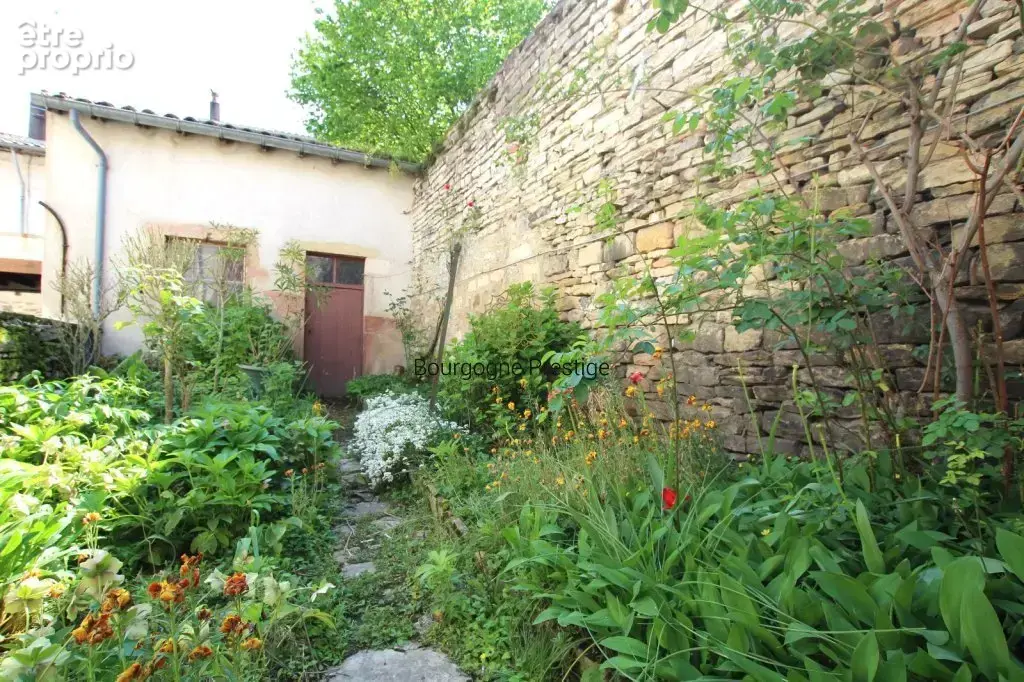 Rare en hypercentre de tournus maison de ville a renover de 137 m² avec jardinet,garage et belle cave voutee - photo 3