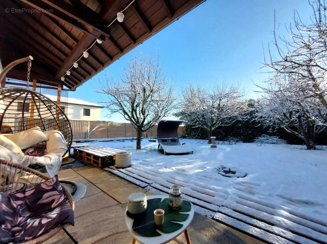 Appartement à PERON