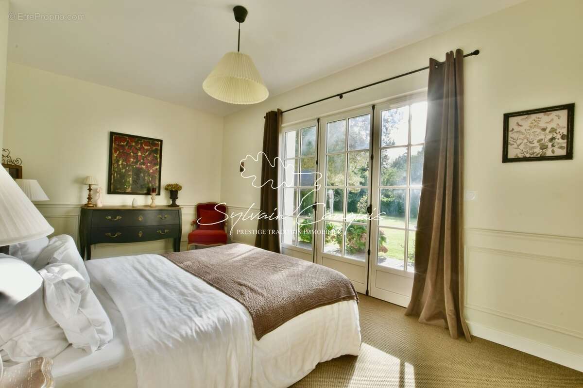 Dpt Loiret (45), à vendre SULLY SUR LOIRE Maison bourgeoise 9 pièces de 270 m² - Terrain de 2 548,00 m² - Piscine chauffée - Gar - photo 13