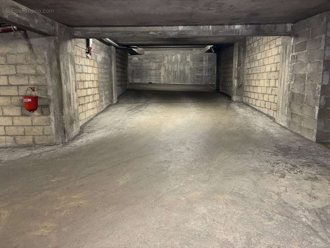 Parking à PARIS-16E