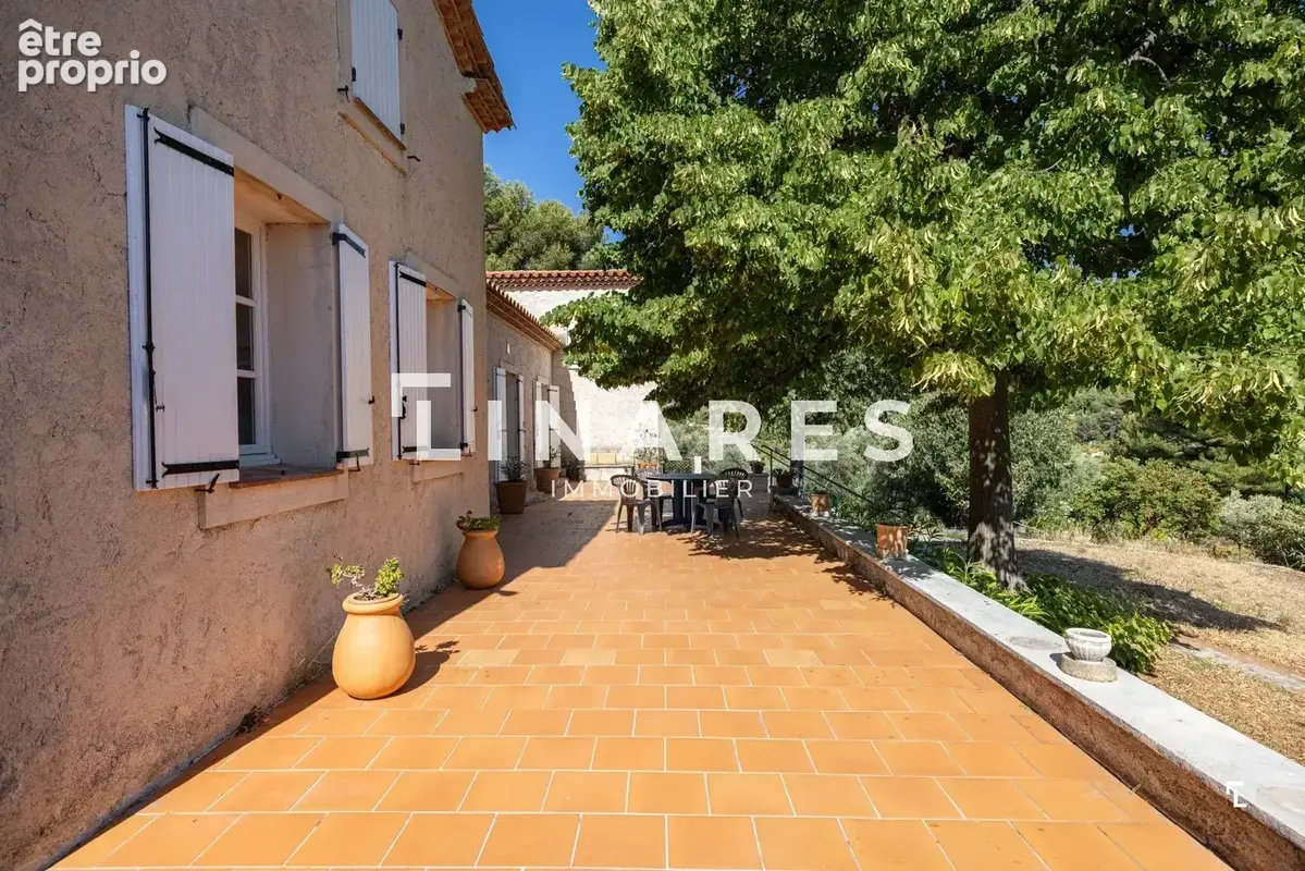 PLEIN SOLEIL - Villa T6 de 206m² - Piscine - Cuisine d'été - Terrain de 3400m² - 13011 LA TREILLE - photo 17