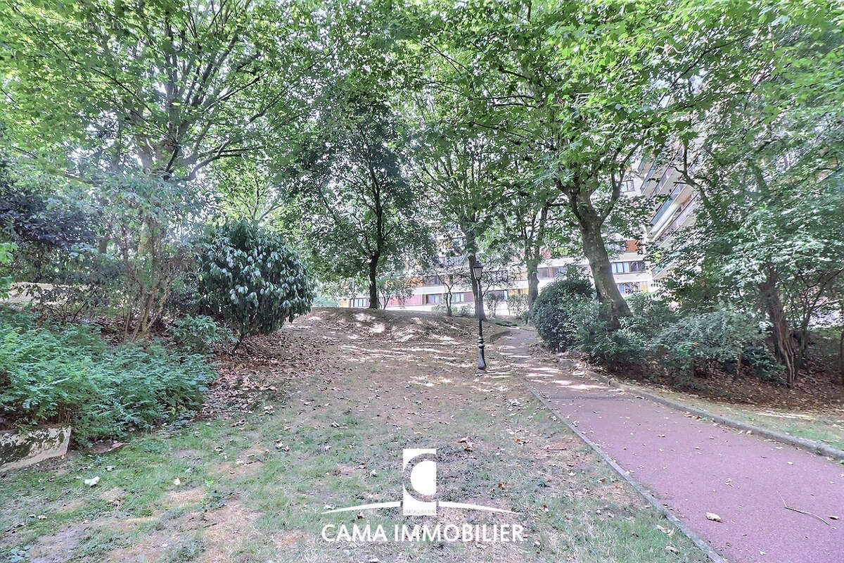 Studio - refait a neuf - residence privee - gare a pieds - - photo 7