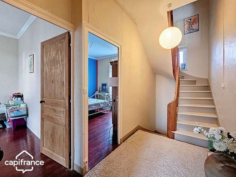 THOUARS  Place Lavault  Maison de 120 m2 4 chambres - photo 7