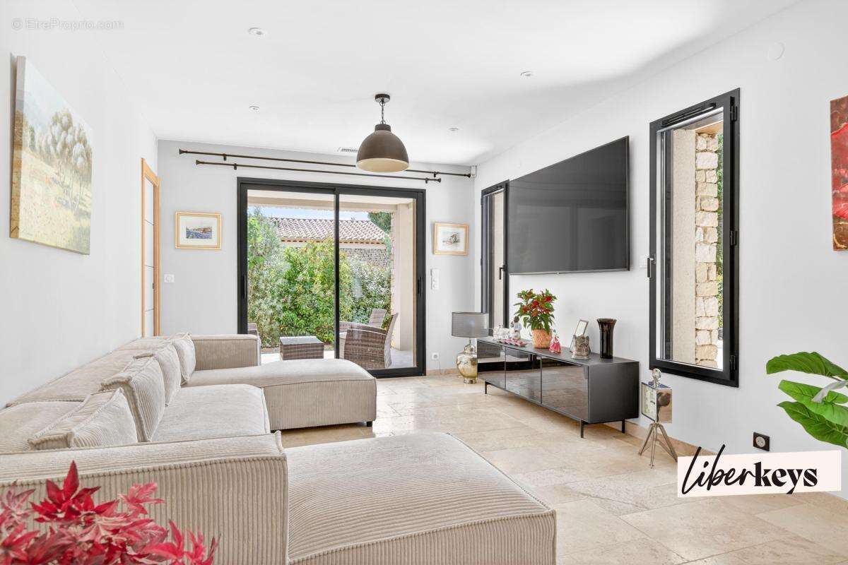 À vendre à Gordes – Élégante villa contemporaine avec piscine, garage et prestations haut de gamme - photo 12