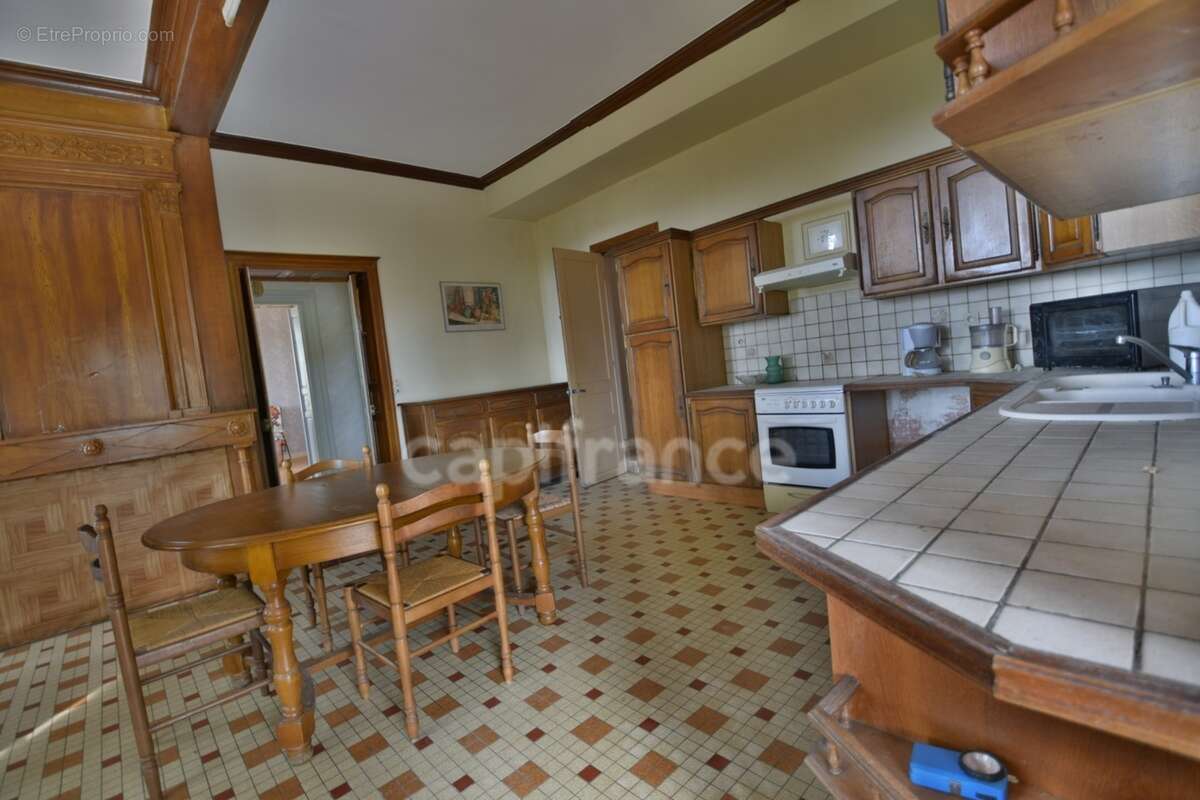 Corps de ferme surface habitable 300m2 - 6 chambres - dépendances - photo 15