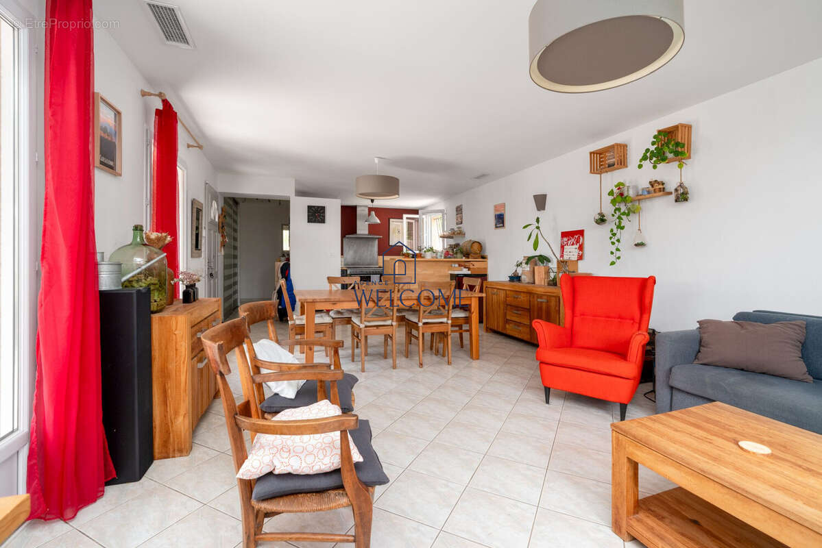 Maison à MONTBAZIN