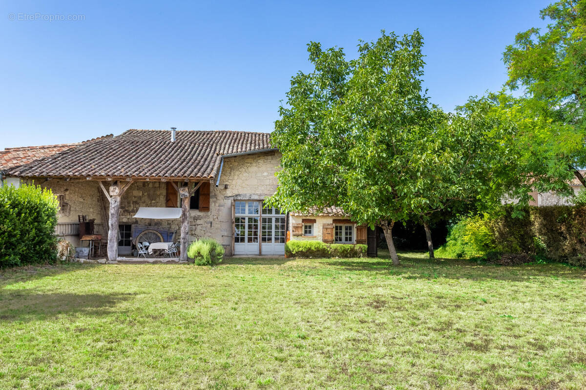 Maison à MONTJOI