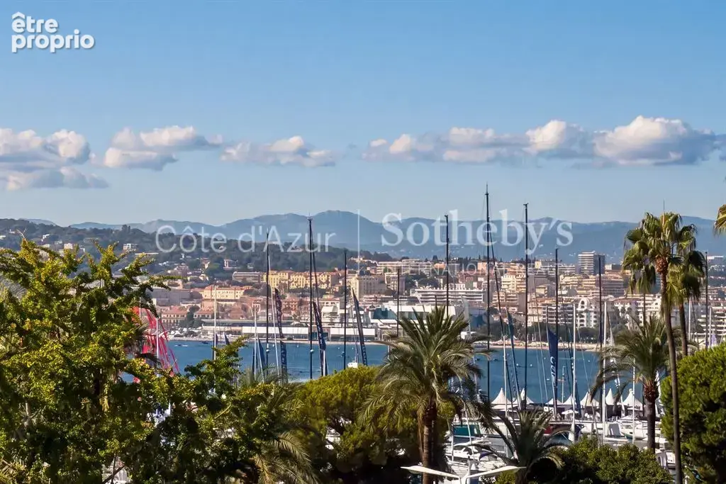 Cannes Croisette, appartement rénové avec deux chambres en suite et terrasse face à la mer - photo 2