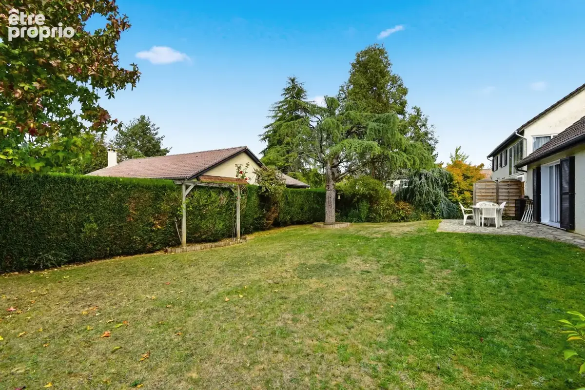 Maison familiale - 215 m2 au sol -5 ch -  jardin de plain pied - dpe d - photo 2