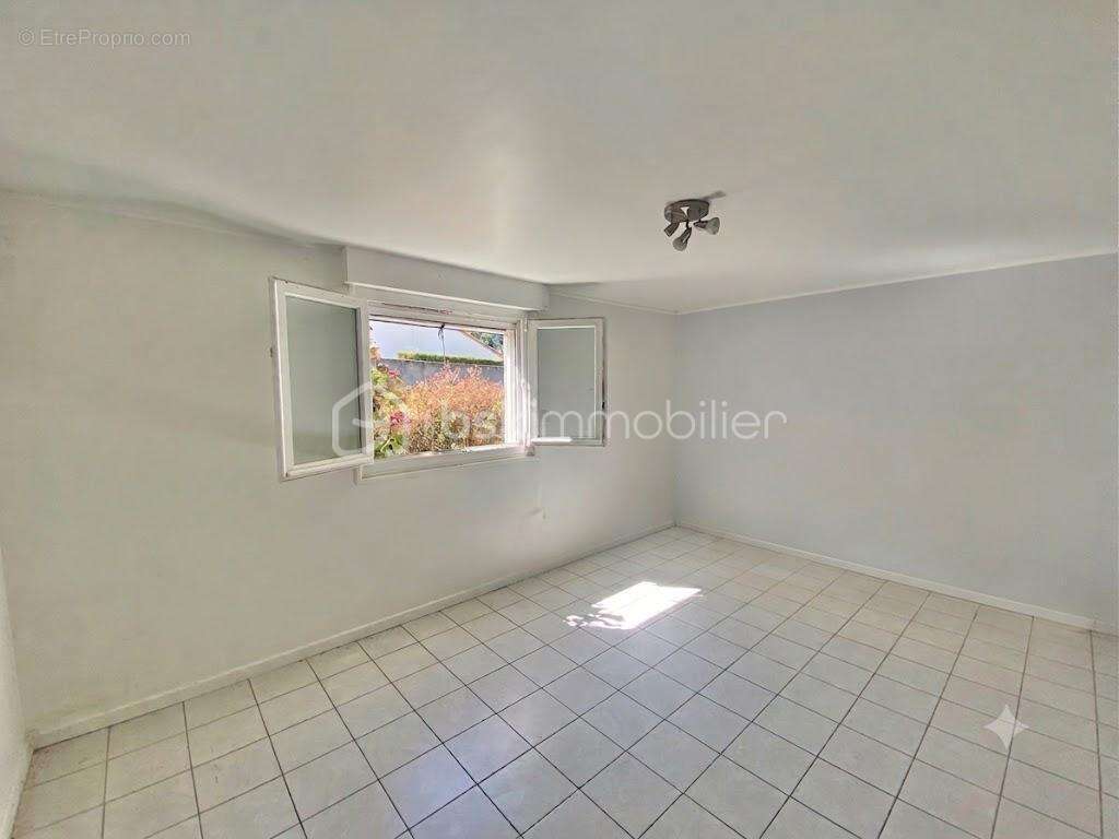 Maison familiale de 112 m² sur terrain constructible de 1 756 m² avec piscine et hangar - photo 9