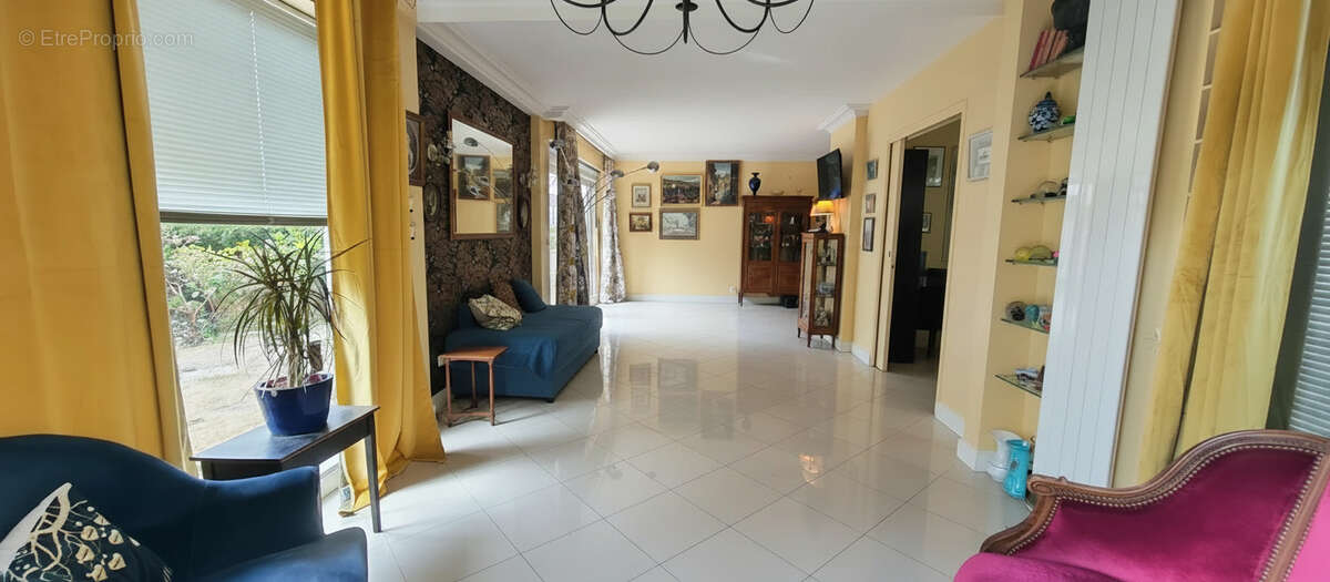 PARLY 2, bel appartement de 4 pièces avec jardin (160 m2), cave et box - photo 8