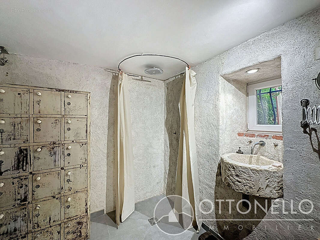 Maison de village 7 pièces de 191 m2 à Roquebrune-sur-Argens avec cour intérieure - photo 12