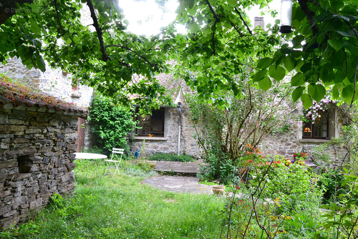 Courniou  Belle demeure style cottage de 210 m2 avec piscine et annexes - photo 2