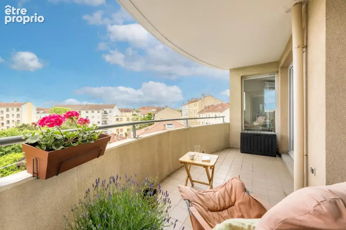 Villeurbanne Place Ronde - Grand T4 de 94m² avec double balcon et vue dégagée - photo 3
