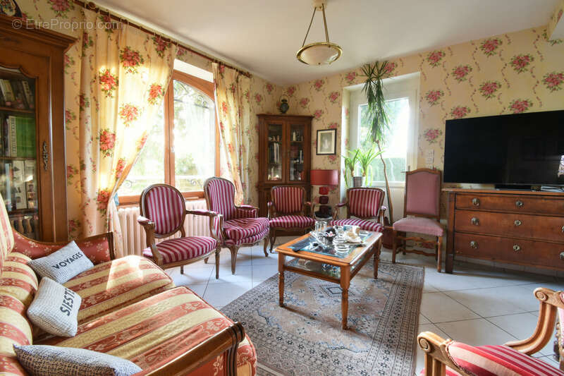 Maison 220 m² à Saint-Fraimbault  - photo 5