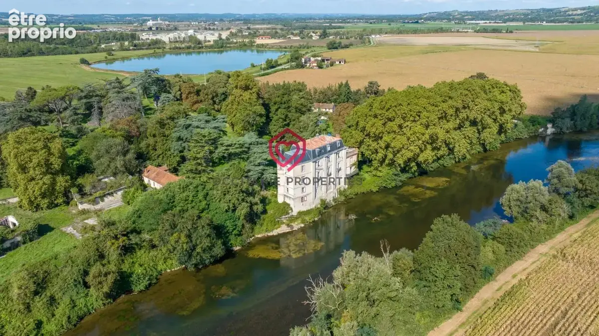 Manoir en bordure de rivière avec parc et dépendances - photo 16
