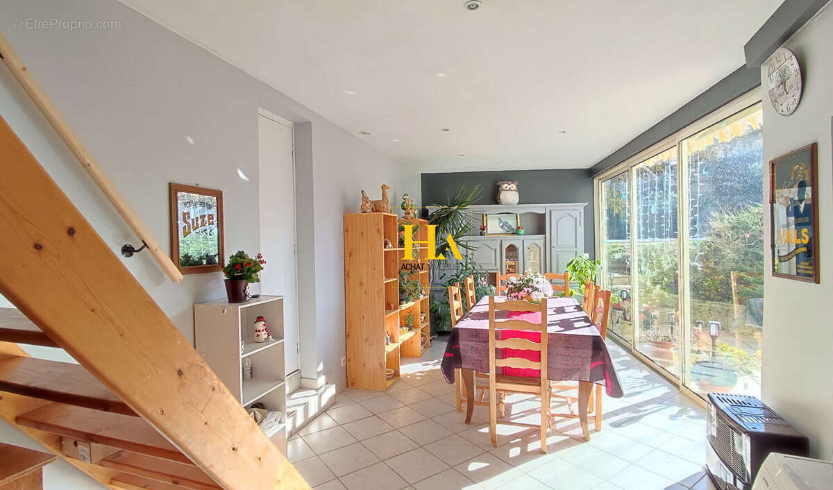Maison à CHANOS-CURSON