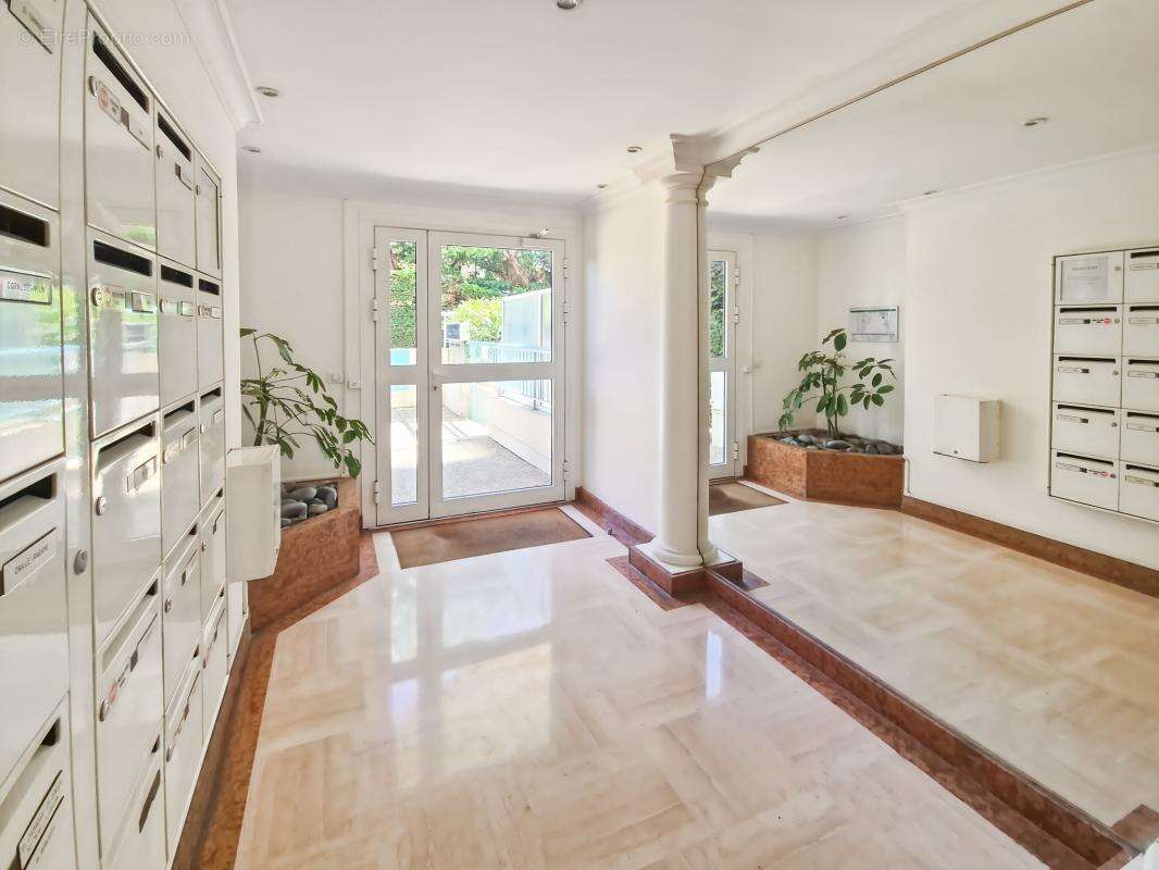 Appartement à SAINT-LAURENT-DU-VAR