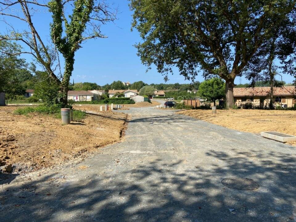 Terrain à AMBARES-ET-LAGRAVE