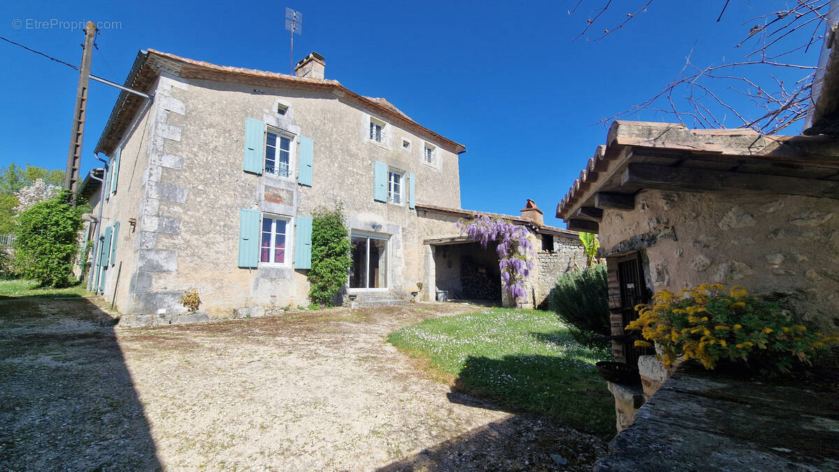 Maison à MONTMOREAU-SAINT-CYBARD