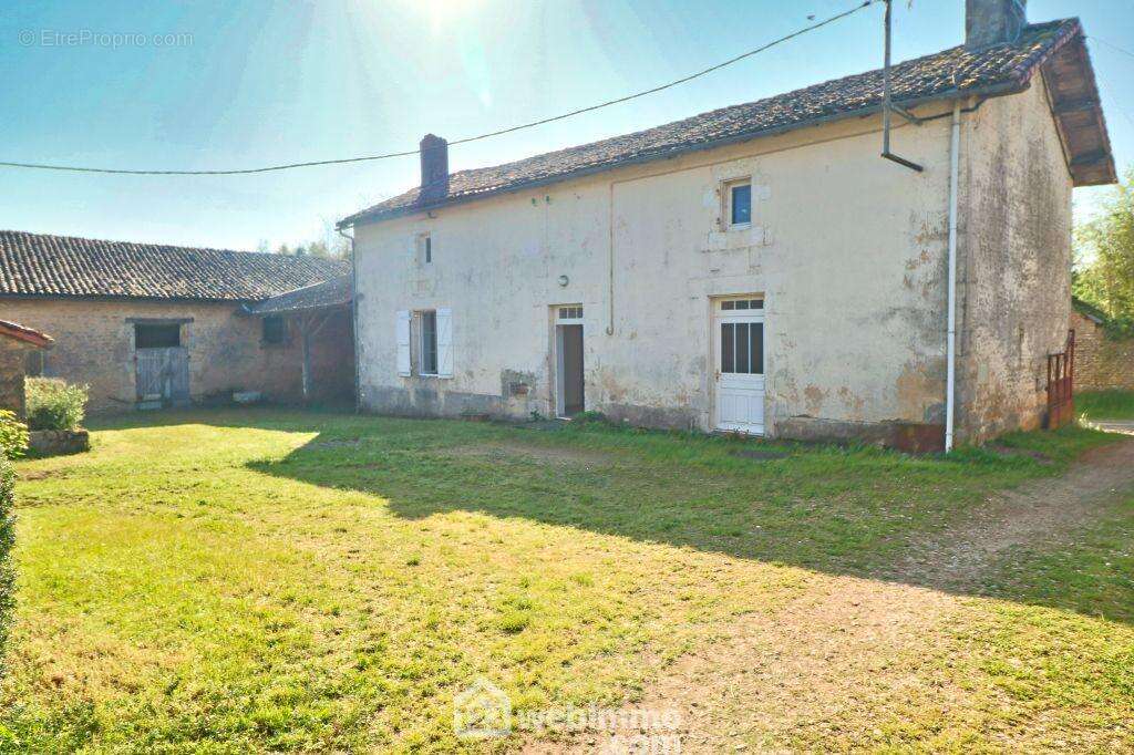 La maison principale de 77 m2 : - Maison à CEAUX-EN-COUHE