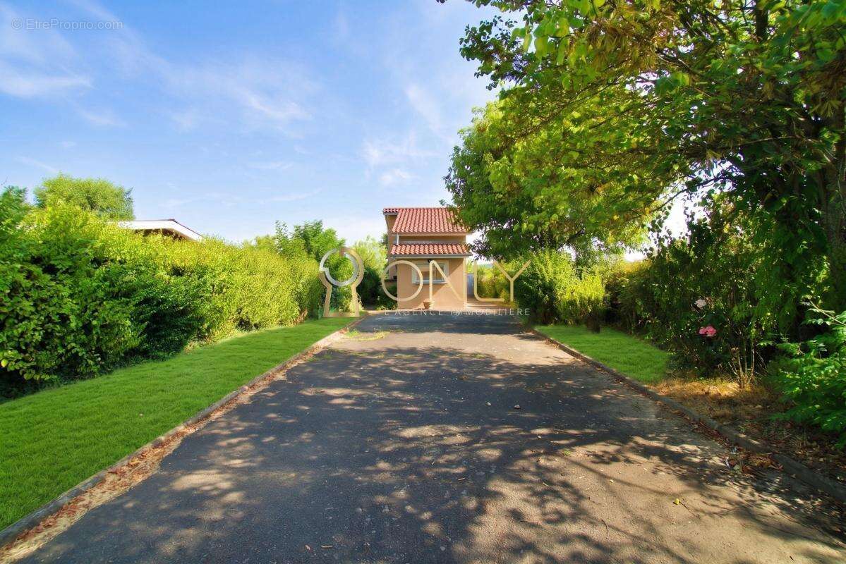 Reyrieux - Maison individuelle - 1110m² de terrain - 2 chambres - photo 7