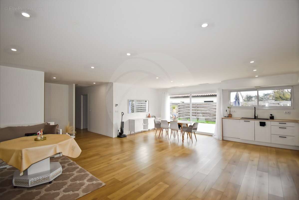 Maison à NEGREPELISSE