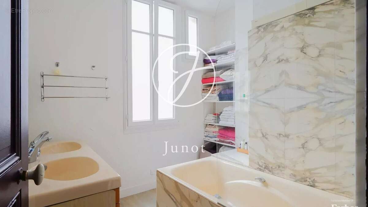 Appartement à PARIS-7E
