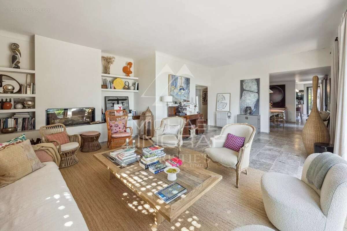 Maison à CHATEAUNEUF-GRASSE