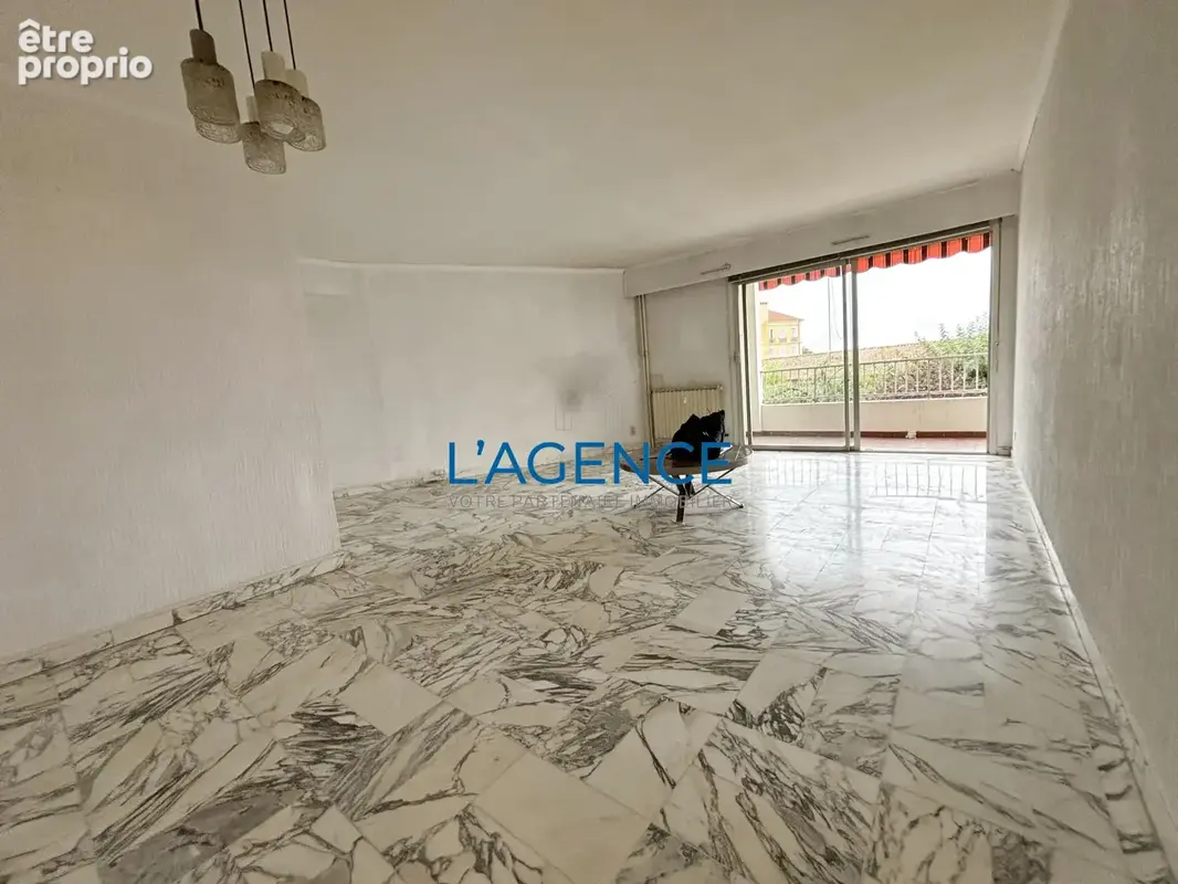 Appartement T4 de 104 m2 au centre ville de Hyères avec ascenseur cave et parking privatif - photo 4